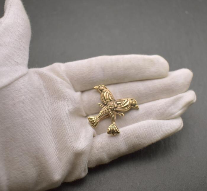 Rabenbrosche Hugin und Munin aus Bronze auf der Hand